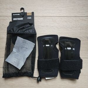 Dakine Black Wrist Guards